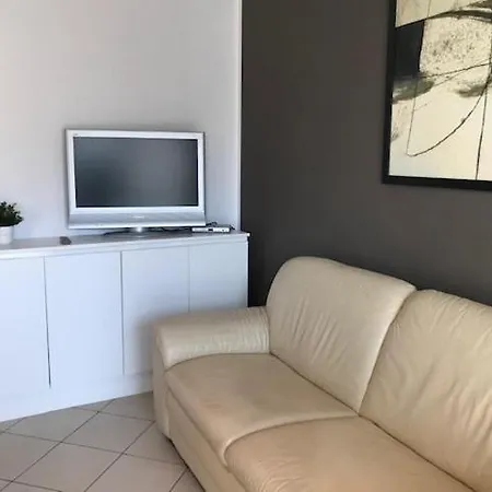 Accogliente E Moderno Trilocale