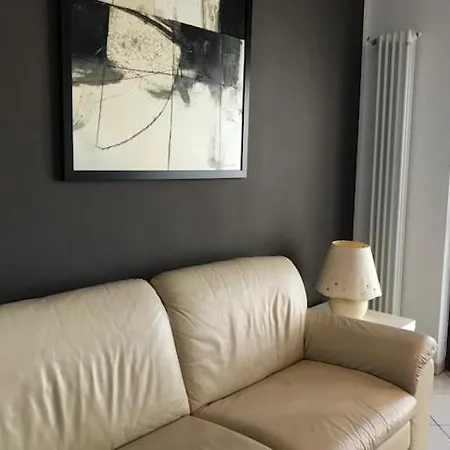 Accogliente E Moderno Trilocale